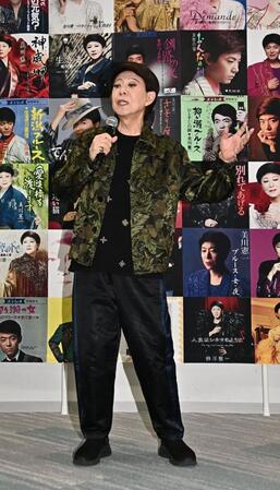 「さそり座の女」を唄う美川憲一（撮影・持木克友）