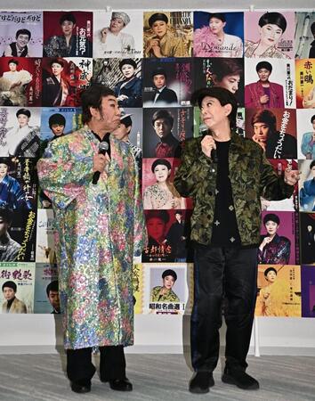 コロッケ（左）と一緒に「さそり座の女」を唄う美川憲一＝日本クラウン本社（撮影・持木克友）