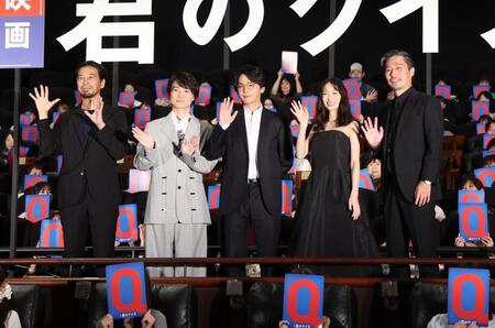 舞台あいさつに登壇した（左から）吉野耕平監督、神木隆之介、中村倫也、森川葵、坂東工（撮影・石井剣太郎）
