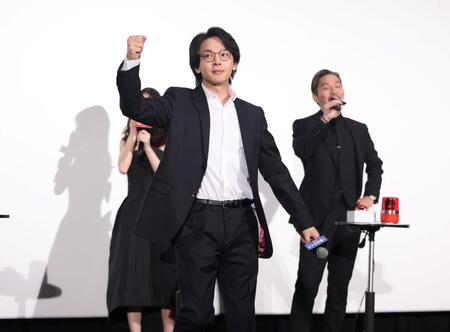 クイズに正解し喜ぶ中村倫也（撮影・石井剣太郎）