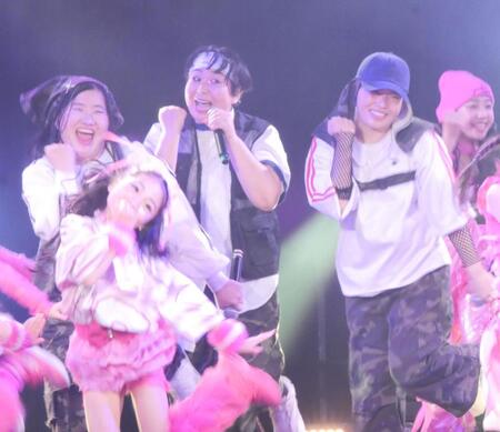 キッズダンサーとのパフォーマンスで盛り上げるＭｙＭの（左から）Ｙｏｓｈｉｋｏ、Ｍｉｙｕｋｉ、Ｍａｈｉｒｕ