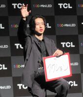 身振りを着けながらアクションについて熱く語る山﨑賢人
