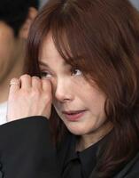 取材後、なみだぐむ相川七瀬（撮影・佐々木彰尚）　
