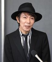 思い出を話す土屋昌巳（撮影・佐々木彰尚）