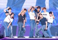 （後列左から）Ｓ．ＣＯＵＰＳ、ＤＩＮＯ、ＭＩＮＧＹＵ、ＳＥＵＮＧＫＷＡＮ、（前列左から）ＪＯＳＨＵＡ、ＴＨＥ　８、ＪＵＮ、ＶＥＲＮＯＮ、ＤＫ（Ｐ）＆（Ｃ）　ＰＬＥＤＩＳ　Ｅｎｔｅｒｔａｉｎｍｅｎｔ　