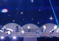 （後列左から）ＤＩＮＯ、ＭＩＮＧＹＵ、ＳＥＵＮＧＫＷＡＮ、Ｓ．ＣＯＵＰＳ、ＪＵＮ、（前列左から）ＪＯＳＨＵＡ、ＴＨＥ　８、ＤＫ、ＶＥＲＮＯＮ　（Ｐ）＆（Ｃ）　ＰＬＥＤＩＳ　Ｅｎｔｅｒｔａｉｎｍｅｎｔ 