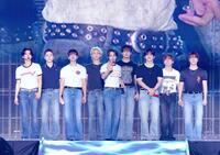 （左から）ＪＯＳＨＵＡ、ＶＥＲＮＯＮ、ＤＫ、ＴＨＥ　８、ＪＵＮ、ＭＩＮＧＹＵ、　Ｓ．ＣＯＵＰＳ、　ＳＥＵＮＧＫＷＡＮ、ＤＩＮＯ　（Ｐ）＆（Ｃ）　ＰＬＥＤＩＳ　Ｅｎｔｅｒｔａｉｎｍｅｎｔ 