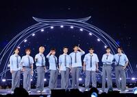 （左から）ＪＯＳＨＵＡ、ＳＥＵＮＧＫＷＡＮ、ＴＨＥ　８、ＤＩＮＯ、ＶＥＲＮＯＮ、ＭＩＮＧＹＵ、Ｓ．ＣＯＵＰＳ、ＤＫ、ＪＵＮ　（Ｐ）＆（Ｃ）　ＰＬＥＤＩＳ　Ｅｎｔｅｒｔａｉｎｍｅｎｔ