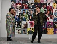 「さそり座の女」を歌唱中にコロッケ（左）が登場し驚く美川憲一＝日本クラウン本社（撮影・持木克友）