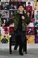 リハビリの成果で片足立ちを披露する美川憲一（撮影・持木克友）