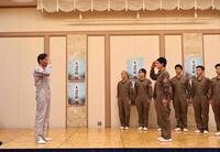 舞台「あゝ同期の桜」制作発表会前に、靖国神社への奉納演舞を披露した岩永洋昭（左）と中山脩悟ら