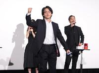 クイズに正解し喜ぶ中村倫也（撮影・石井剣太郎）