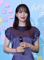 舞台あいさつに登場した菅井友香（撮影・佐々木彰尚）