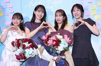 ポーズを決める（左から）岡本望来、菅井友香、中村ゆりか、伊藤歩（撮影・佐々木彰尚）