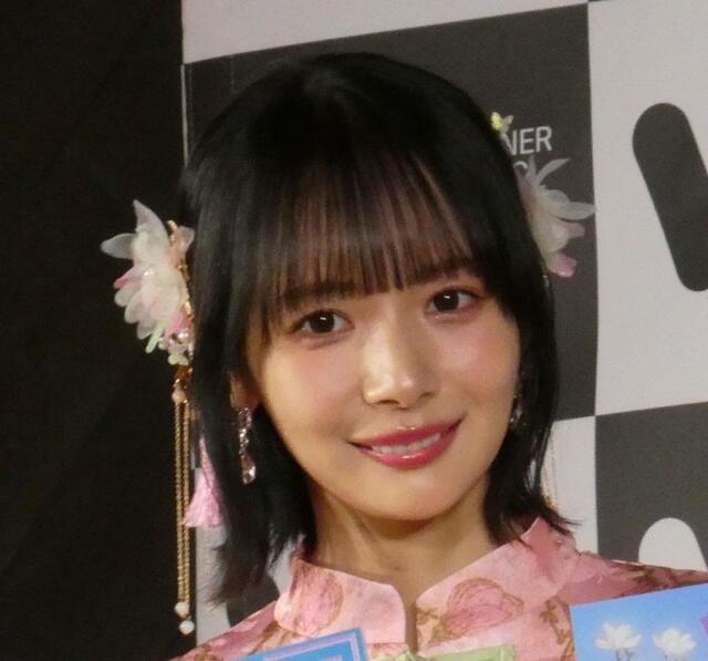 長身美人タレント　会見に凄い姿で登場