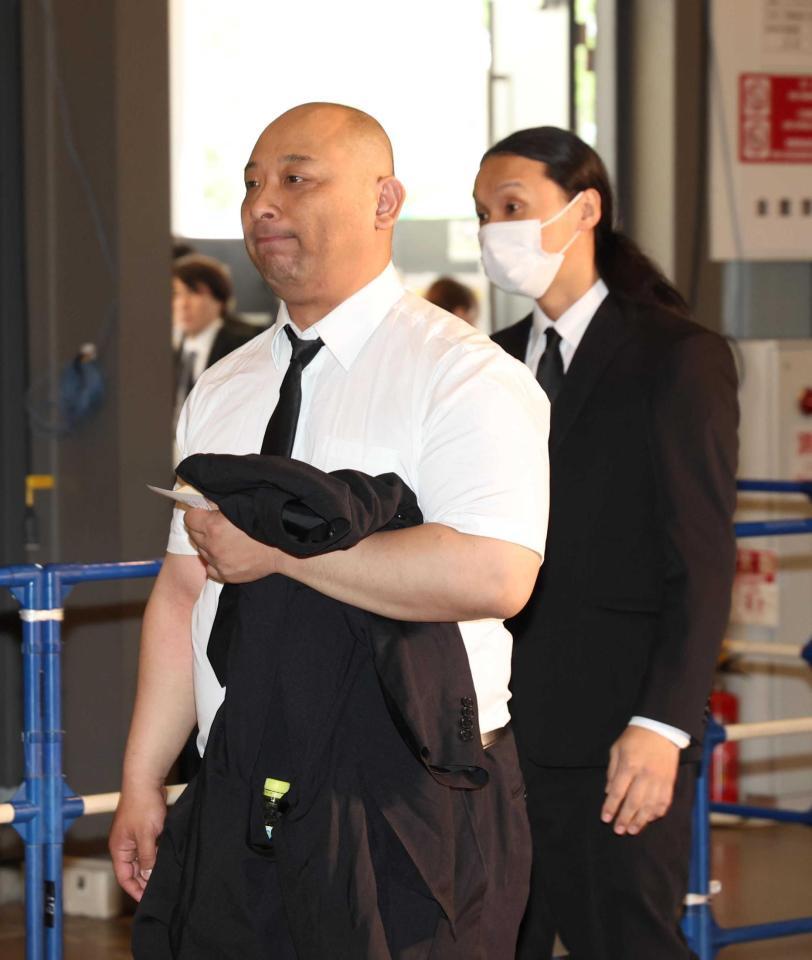 参列するトムブラウンのみちお（左）と布川ひろき（撮影・佐々木彰尚）　