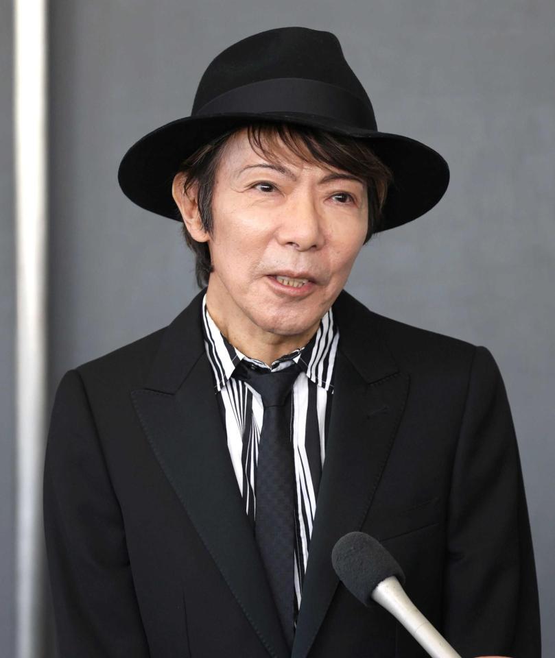 思い出を話す土屋昌巳（撮影・佐々木彰尚）