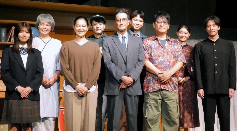 （前列左から）松田好花、黒谷友香、松岡昌宏、ピエール瀧、渡部秀、（後列同）高乃麗、槙尾ユウスケ、渡辺裕太、栗原萌実