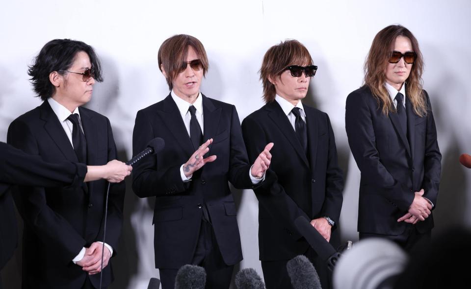 思い出を話す（左から）河村隆一、ＳＵＧＩＺＯ、ＩＮＯＲＡＮ、Ｊ（撮影・佐々木彰尚）