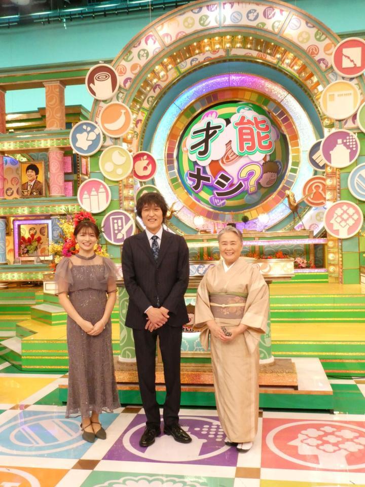 撮影に応じる（左から）清水麻椰アナウンサー、千原ジュニア、夏井いつき
