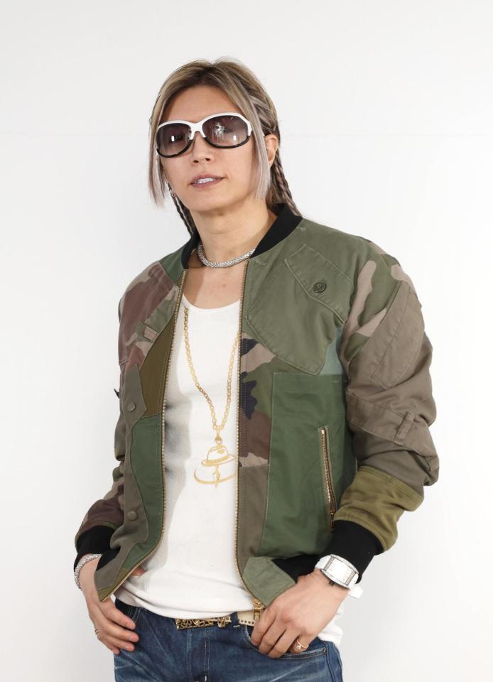 ポーズを決めるＧＡＣＫＴ（撮影・佐々木彰尚）