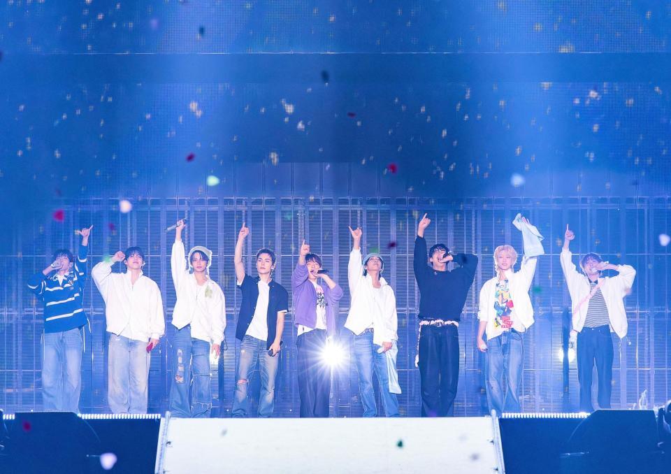 ＳＥＶＥＮＴＥＥＮの（左から）ＤＫ、Ｓ．ＣＯＵＰＳ、ＪＵＮ、ＶＥＲＮＯＮ、ＤＩＮＯ、ＪＯＳＨＵＡ、ＭＩＮＧＹＵ、ＴＨＥ　８、ＳＥＵＮＧＫＷＡＮⓟ＆ⓒ　ＰＬＥＤＩＳ　Ｅｎｔｅｒｔａｉｎｍｅｎｔ 