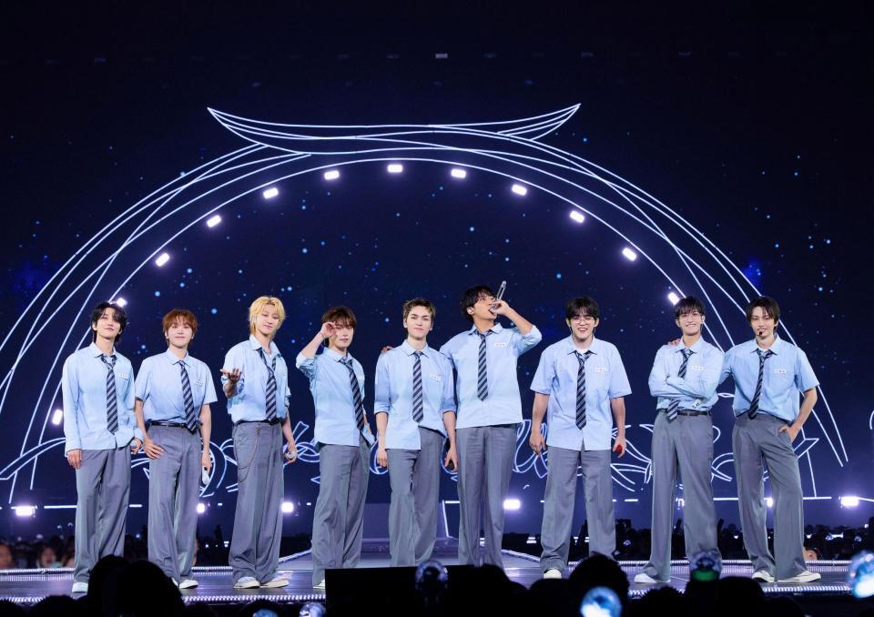 （左から）ＪＯＳＨＵＡ、ＳＥＵＮＧＫＷＡＮ、ＴＨＥ　８、ＤＩＮＯ、ＶＥＲＮＯＮ、ＭＩＮＧＹＵ、Ｓ．ＣＯＵＰＳ、ＤＫ、ＪＵＮ　（Ｐ）＆（Ｃ）　ＰＬＥＤＩＳ　Ｅｎｔｅｒｔａｉｎｍｅｎｔ