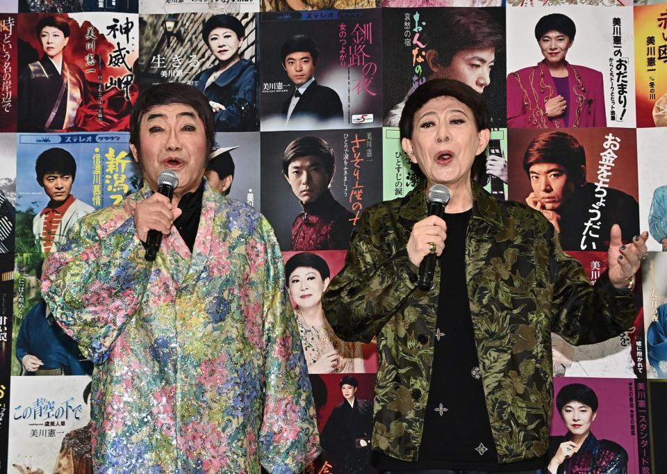 コロッケ（左）と一緒に「さそり座の女」を唄う美川憲一（撮影・持木克友）