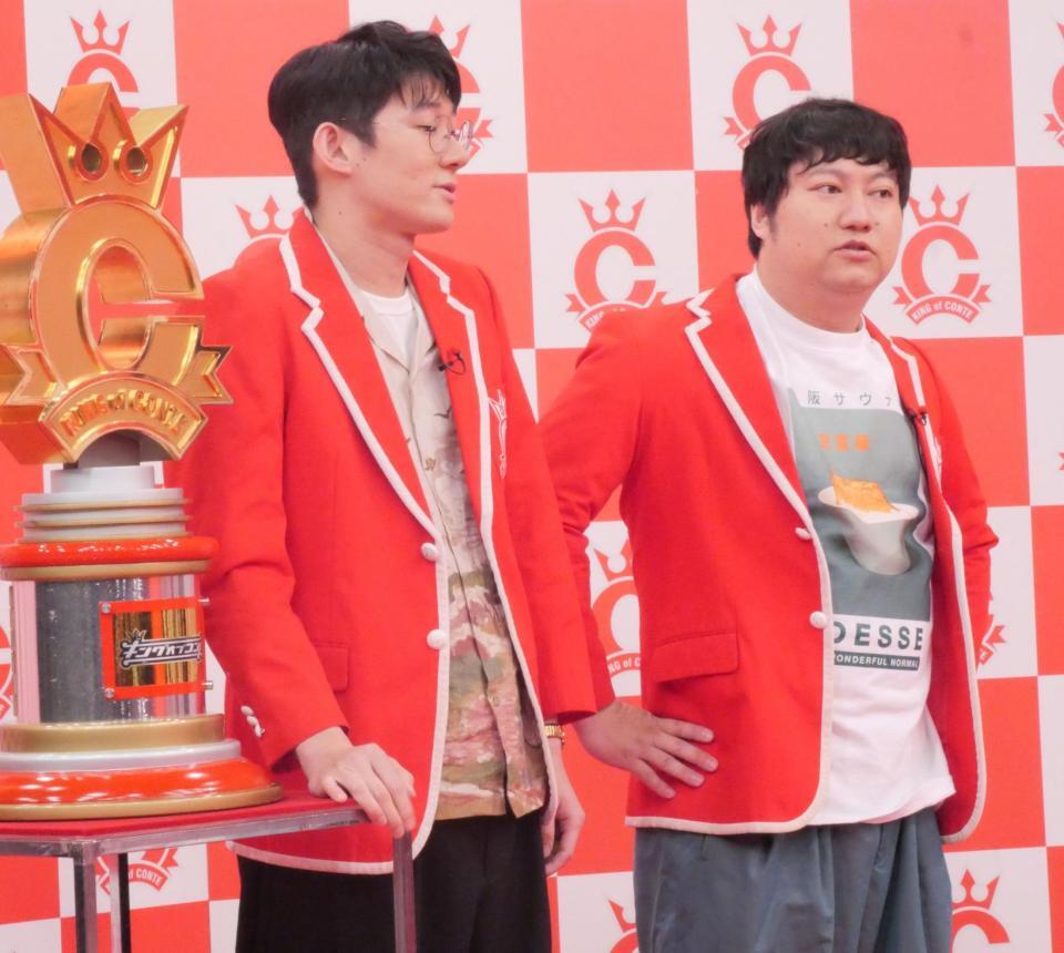 会見に出席したロングコートダディ