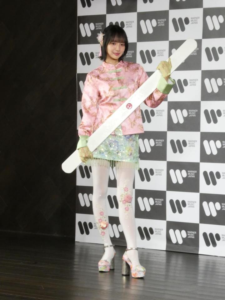撮影に応じる岡田紗佳（１４日）