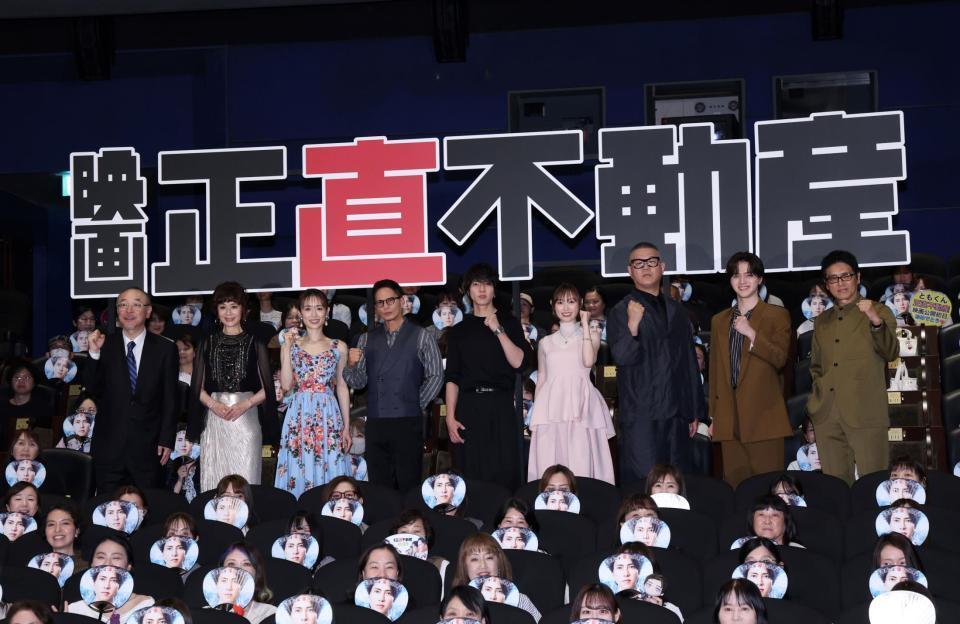 映画「正直不動産」初日舞台あいさつに登壇した（左から）川村泰祐監督、大地真央、泉里香、市原隼人、山下智久、福原遥、長谷川忍、岩﨑大昇、高橋克典（撮影・伊藤笙子）