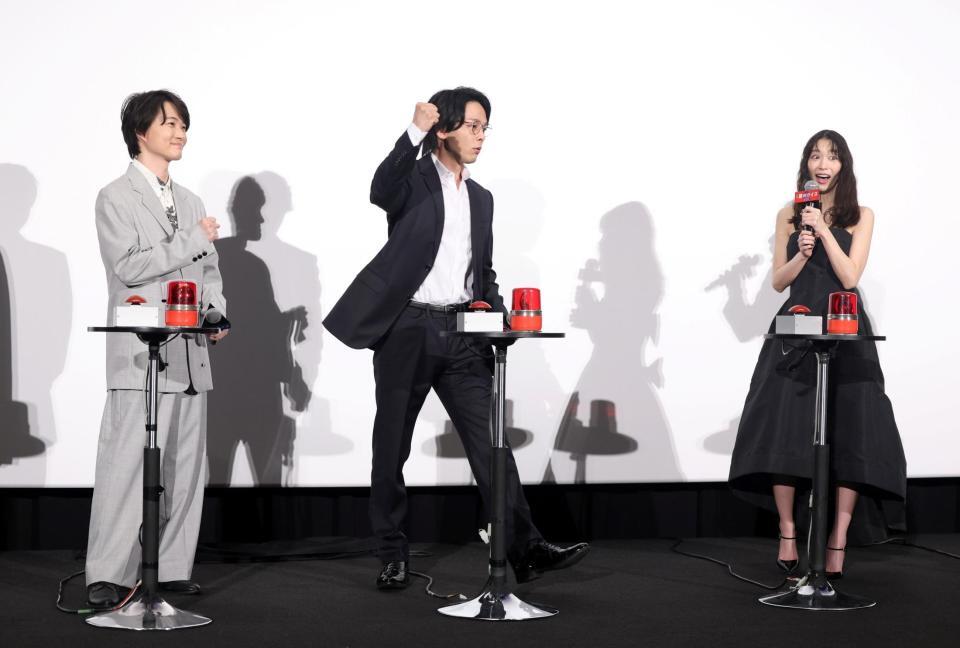 クイズに正解し喜ぶ中村倫也（中央）。左は神木隆之介、右は森川葵（撮影・石井剣太郎）