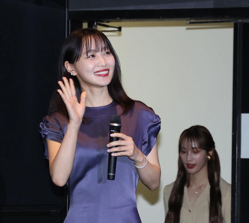 手を振る菅井友香（撮影・佐々木彰尚）