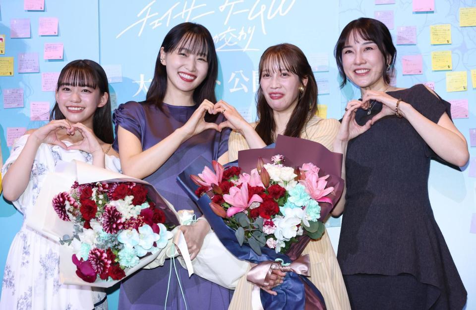 ポーズを決める（左から）岡本望来、菅井友香、中村ゆりか、伊藤歩（撮影・佐々木彰尚）