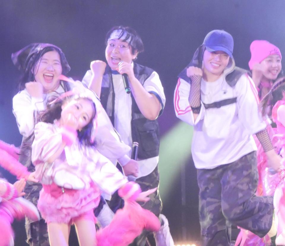 キッズダンサーとのパフォーマンスで盛り上げるＭｙＭの（左から）Ｙｏｓｈｉｋｏ、Ｍｉｙｕｋｉ、Ｍａｈｉｒｕ