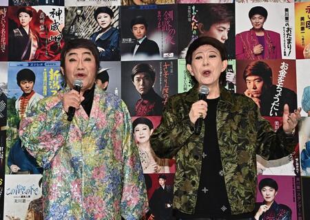 コロッケ（左）と一緒に「さそり座の女」を唄う美川憲一（撮影・持木克友）