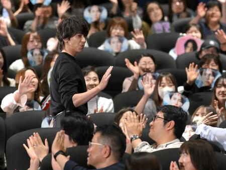 映画「正直不動産」初日舞台あいさつを終え、観客に手を振る山下智久（撮影・伊藤笙子）