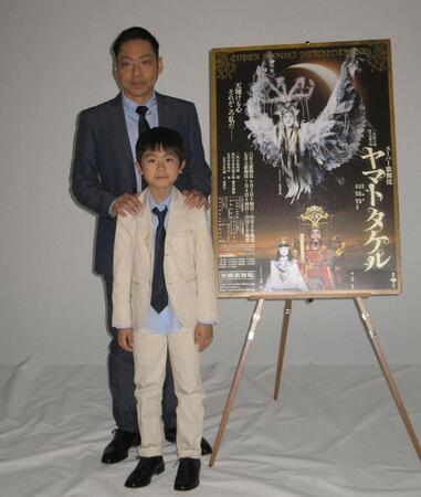２０１２年５月、襲名披露会見で。市川中車を継ぐ香川照之と長男で市川團子を継ぐ政明