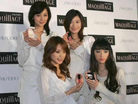伊東美咲（後列左）＝２００５年１２月