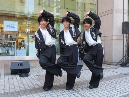 デビュー曲「ＤＡＩＳＵＫＩ」お披露目イベントを行った佐藤三兄弟の（左から）長男・綾人、次男・颯人、三男・嘉人