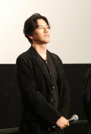 撮影に応じる要潤