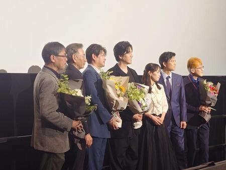 撮影に応じる（左から）田﨑竜太監督、山崎潤、賀集利樹、要潤、藤田瞳子、柴田明良、白倉伸一郎プロデューサー