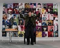 レコードジャケットのボードの前でポーズを決める美川憲一（撮影・持木克友）