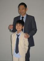 ２０１２年５月、襲名披露会見で。市川中車を継ぐ香川照之と長男で市川團子を継ぐ政明