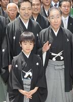 ２０１２年５月、浅草寺でお練りを行った市川猿翁さん、市川中車、市川團子