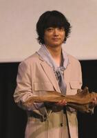 流木を持って登場した染谷将太