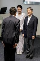 全国植樹祭の式典出席などのため、松山空港に到着された天皇、皇后両陛下＝16日午前（代表撮影）