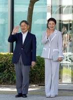 松山空港に到着し、手を振られる天皇、皇后両陛下＝16日午後