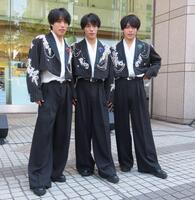 デビュー曲「ＤＡＩＳＵＫＩ」お披露目イベントを行った佐藤三兄弟の（左から）長男・綾人、次男・颯人、三男・嘉人