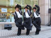 デビュー曲「ＤＡＩＳＵＫＩ」お披露目イベントを行った佐藤三兄弟の（左から）長男・綾人、次男・颯人、三男・嘉人